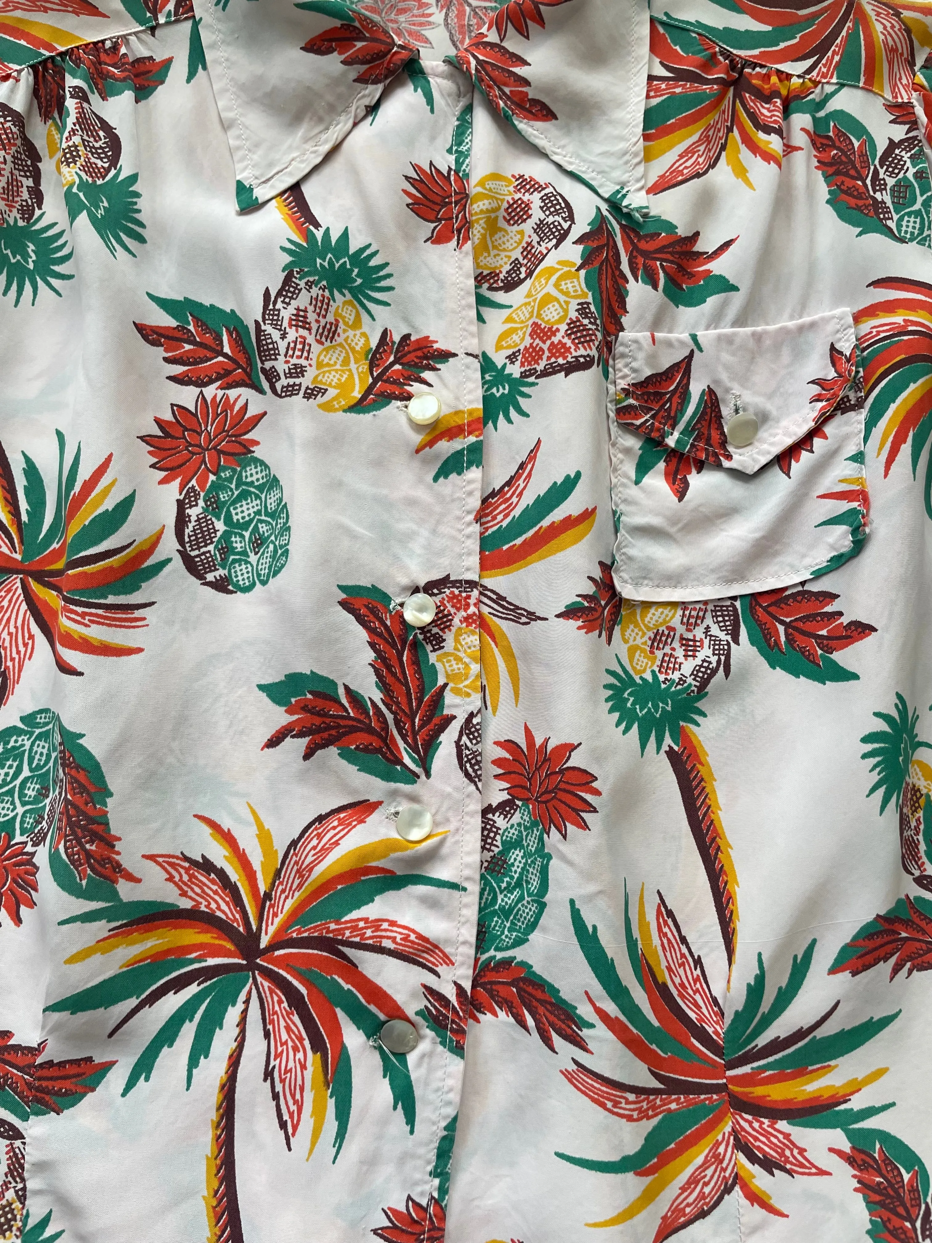 1940s Cold Rayon Loop Collar Palm Tree & Pineapple Print Bishop Sleeve Hawaiiana Blose