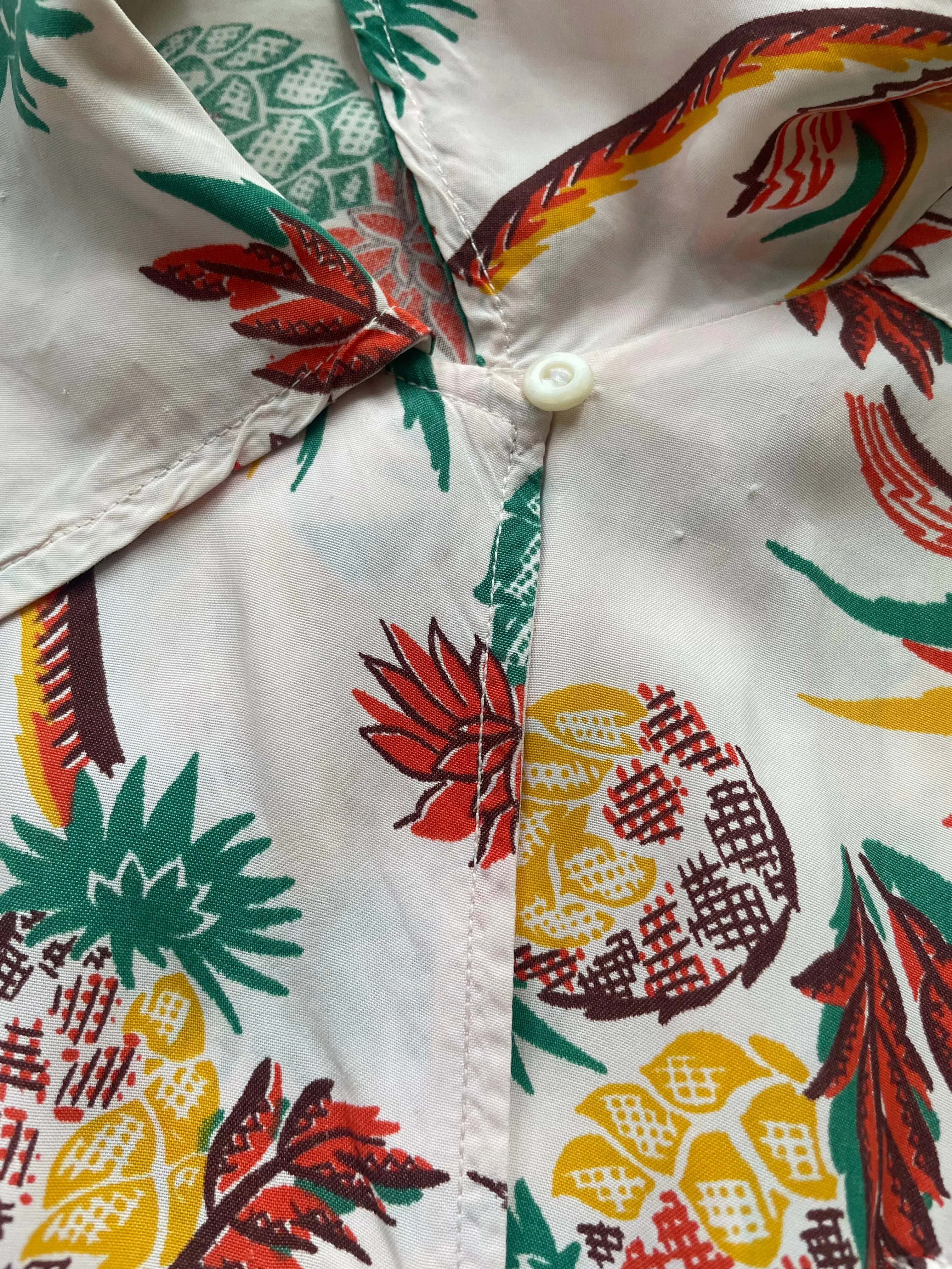 1940s Cold Rayon Loop Collar Palm Tree & Pineapple Print Bishop Sleeve Hawaiiana Blose