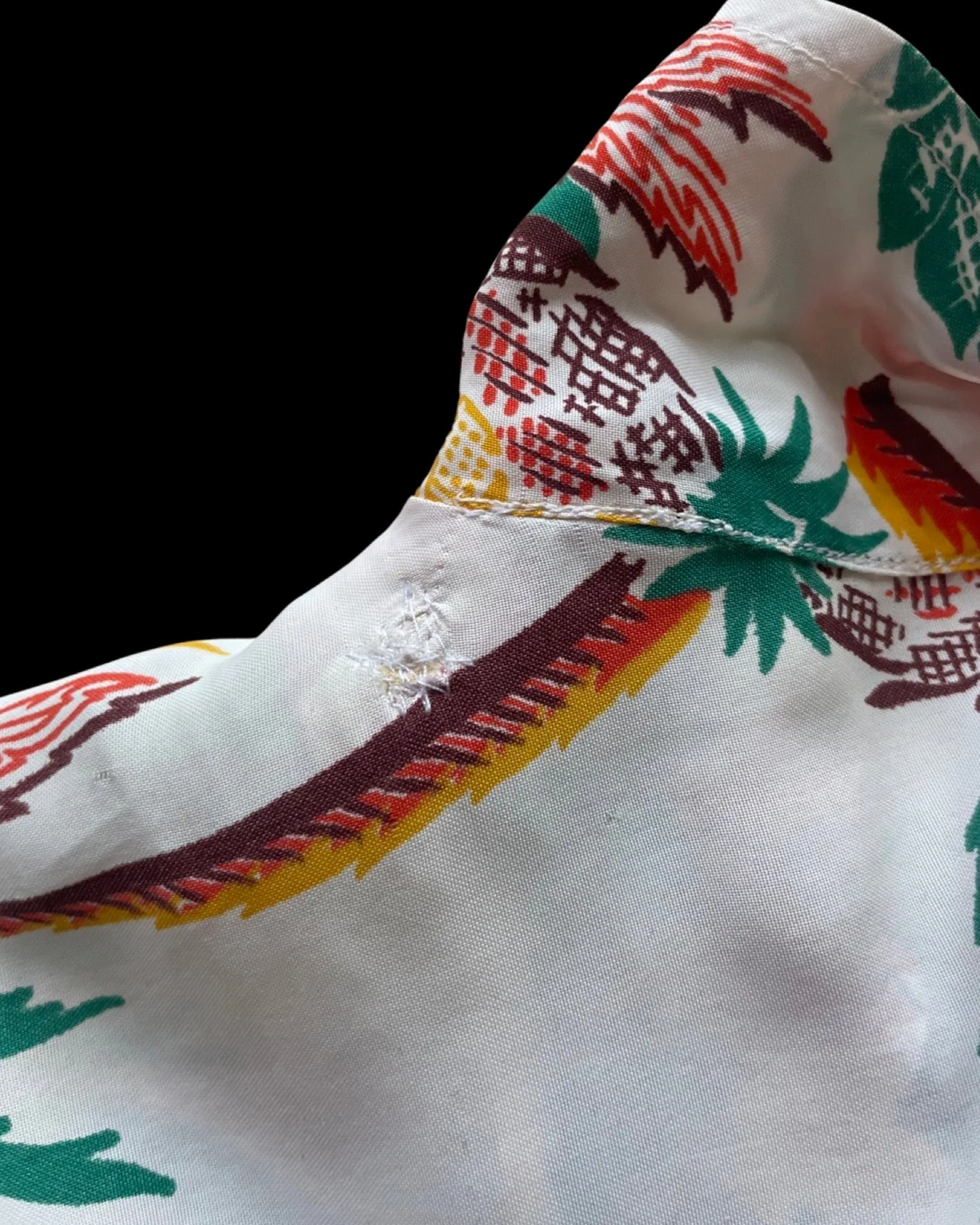 1940s Cold Rayon Loop Collar Palm Tree & Pineapple Print Bishop Sleeve Hawaiiana Blose