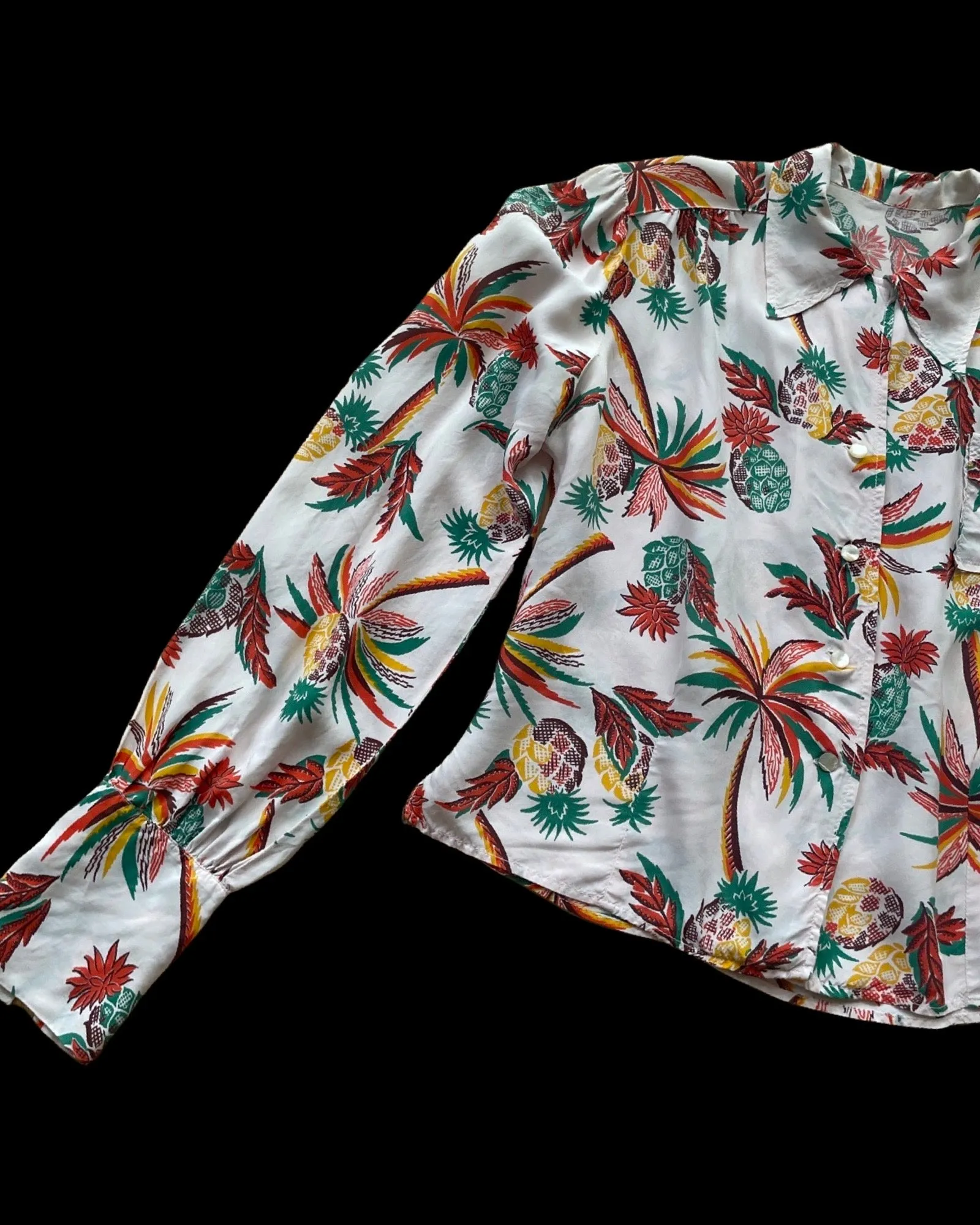 1940s Cold Rayon Loop Collar Palm Tree & Pineapple Print Bishop Sleeve Hawaiiana Blose