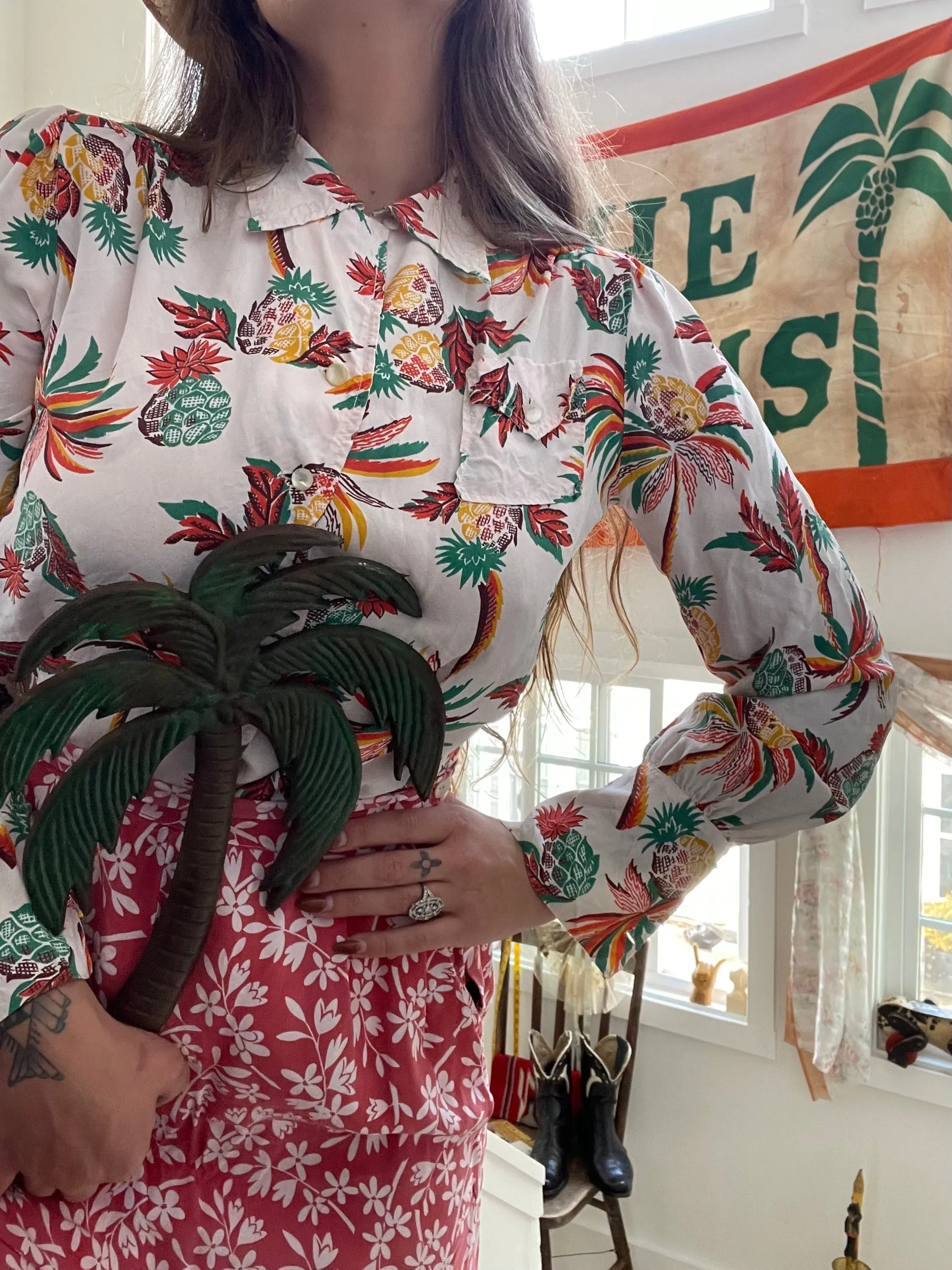 1940s Cold Rayon Loop Collar Palm Tree & Pineapple Print Bishop Sleeve Hawaiiana Blose
