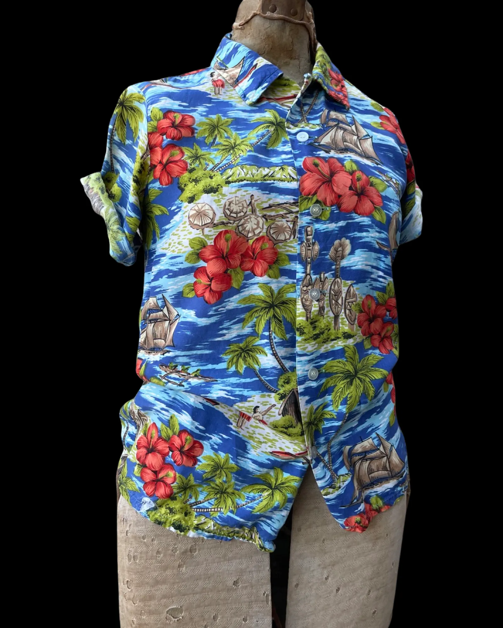 1950s/60s Hawaiiana Printed Rayon Loop Collar Shirt