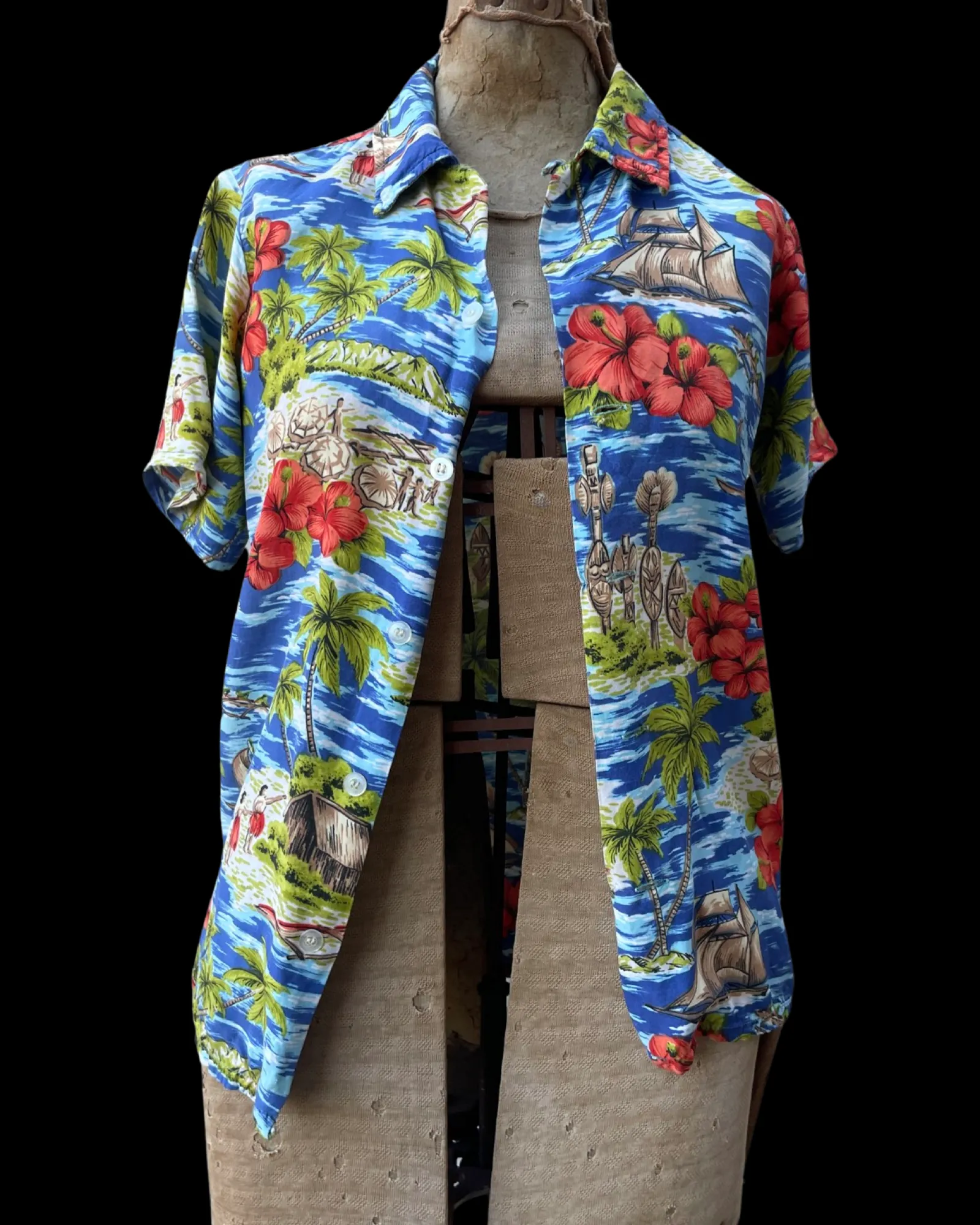 1950s/60s Hawaiiana Printed Rayon Loop Collar Shirt