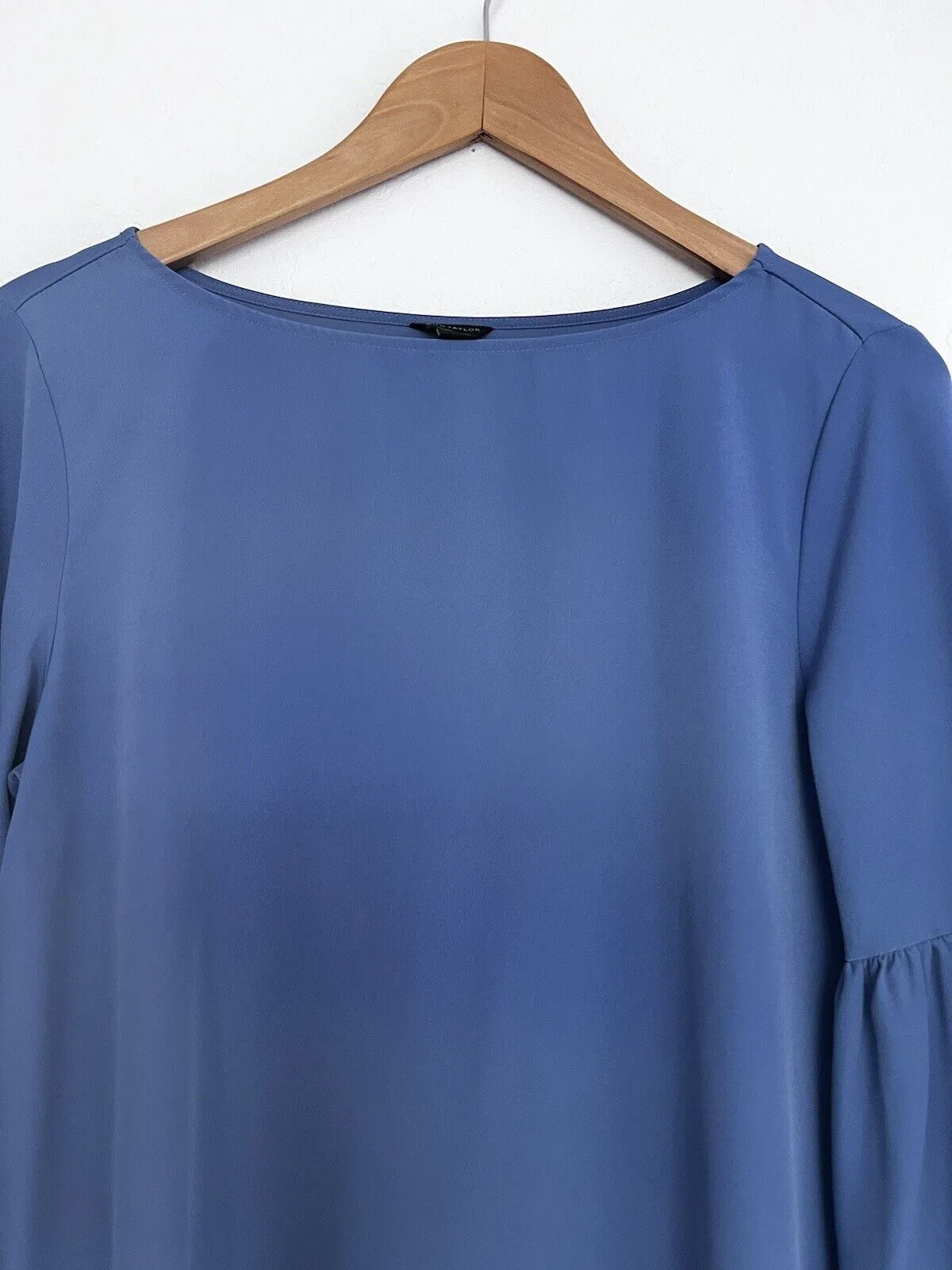 ANN TAYLOR Periwinkle Blue Blouse Sz M Round Neck Ruffled Wrist Office Business