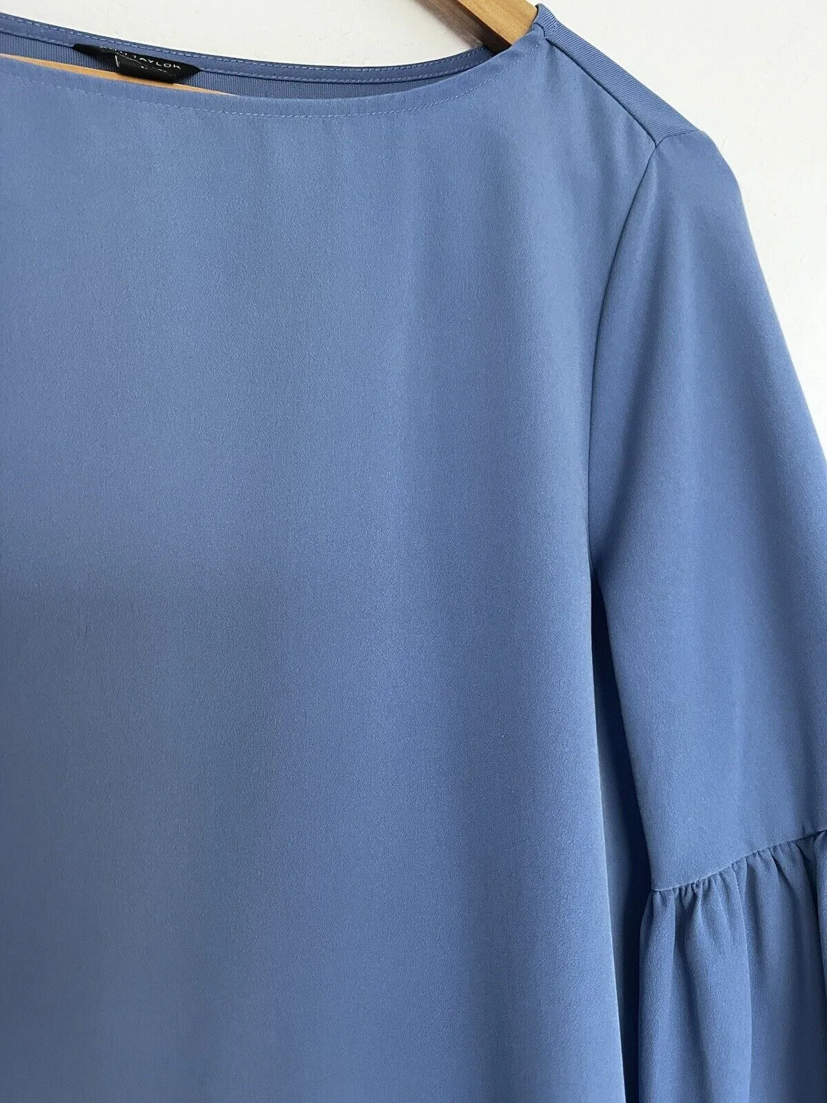 ANN TAYLOR Periwinkle Blue Blouse Sz M Round Neck Ruffled Wrist Office Business