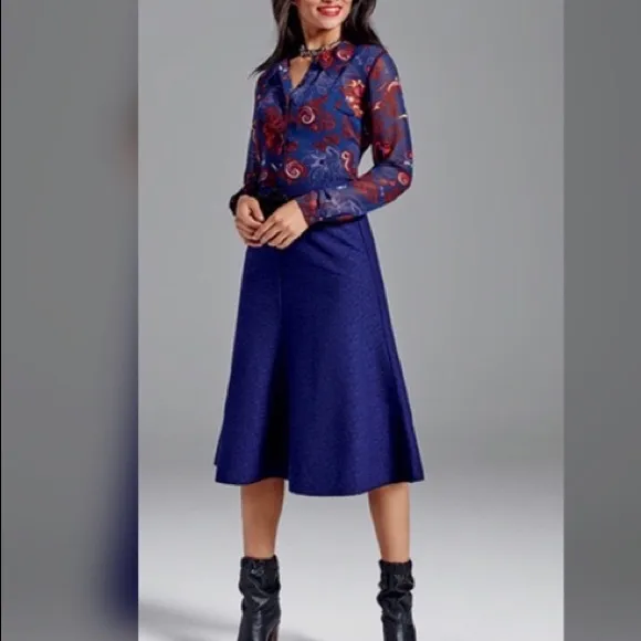 CAbi NWT Tulip Textured Ponte Knit Navy Skirt