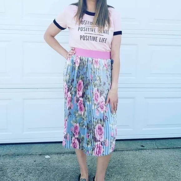 LuLaRoe BNWT Jill skirt - light blue with pink roses 🌹