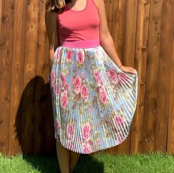 LuLaRoe BNWT Jill skirt - light blue with pink roses 🌹