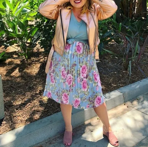 LuLaRoe BNWT Jill skirt - light blue with pink roses 🌹