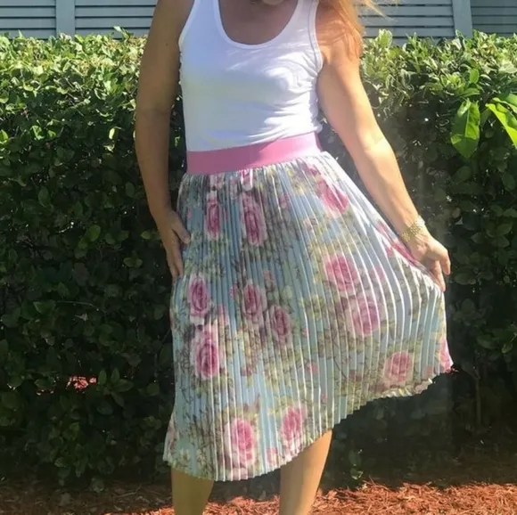 LuLaRoe BNWT Jill skirt - light blue with pink roses 🌹