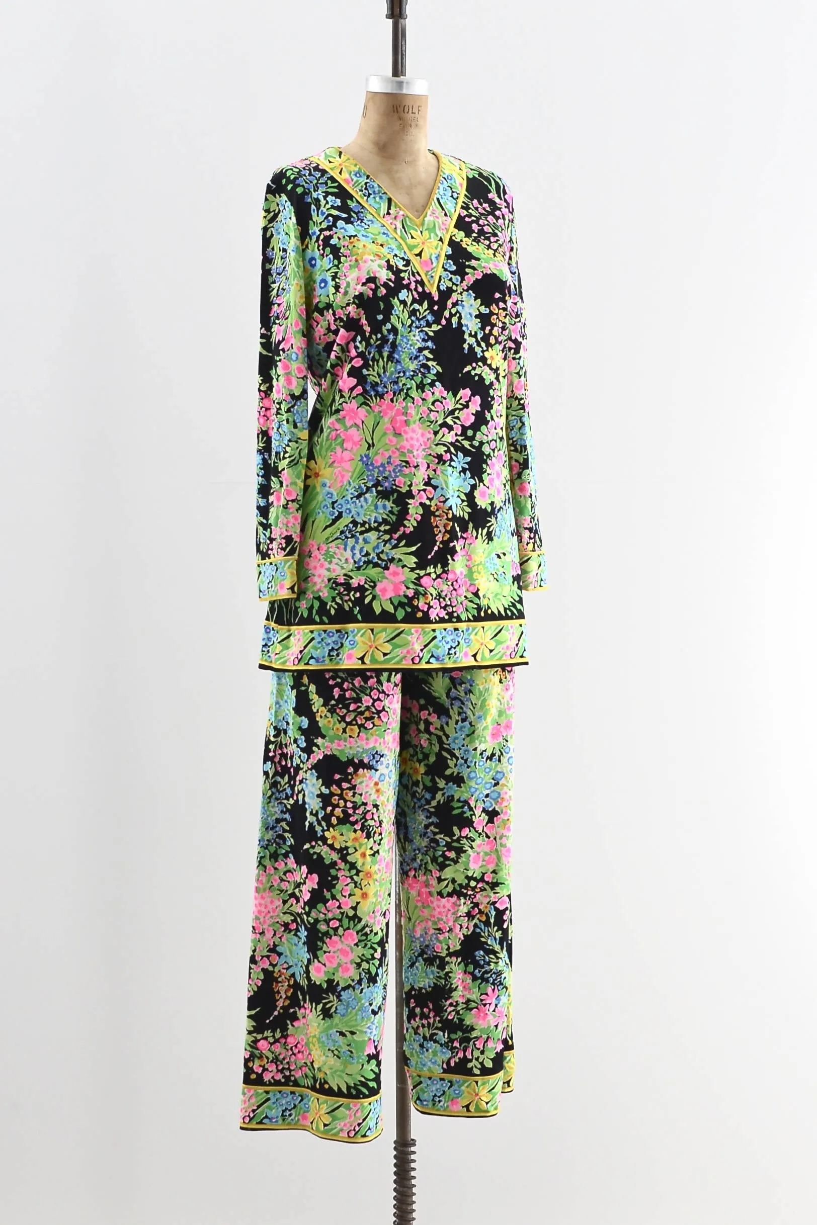 Mr. Dino Floral Set