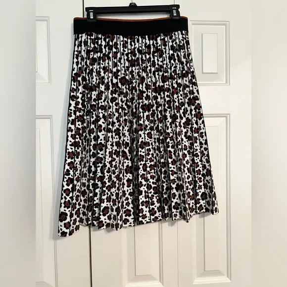 NWT Ann Taylor Animal Print Pleated Skirt Size Medium Petite