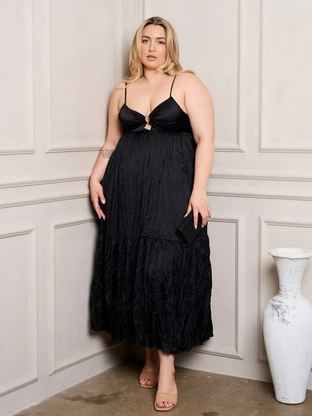 PLUS SIZE SLEEVELESS V-NECK WITH KEYHOLE MAXI DRESS
