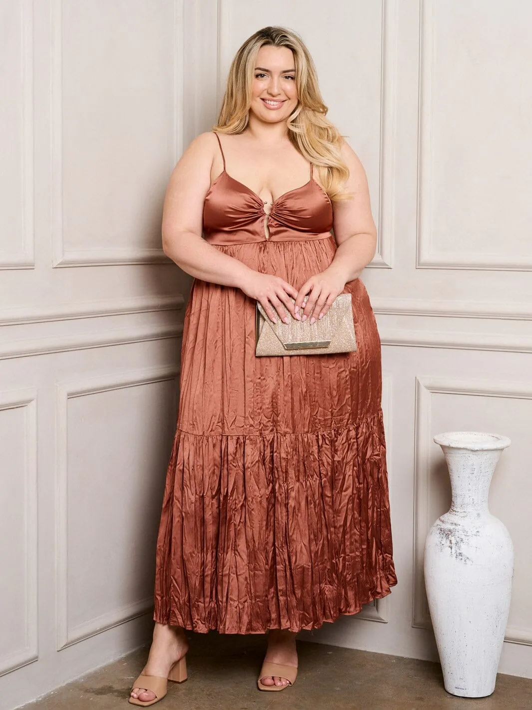 PLUS SIZE SLEEVELESS V-NECK WITH KEYHOLE MAXI DRESS