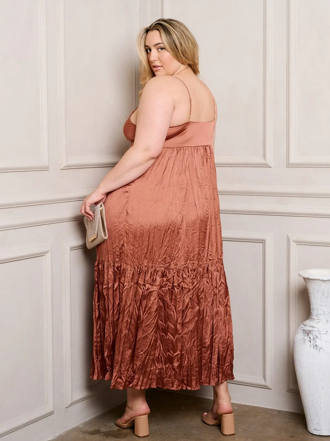 PLUS SIZE SLEEVELESS V-NECK WITH KEYHOLE MAXI DRESS