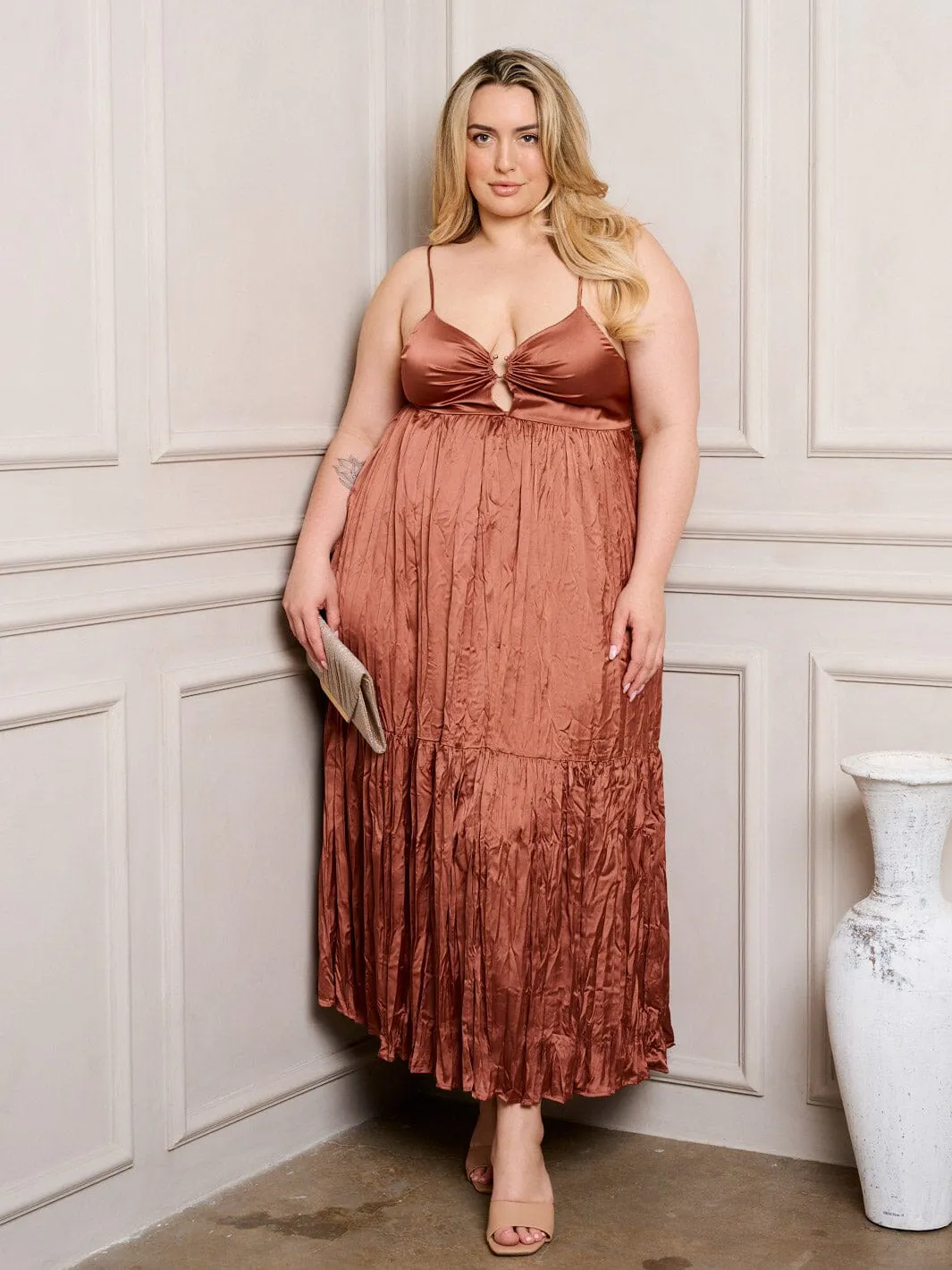 PLUS SIZE SLEEVELESS V-NECK WITH KEYHOLE MAXI DRESS