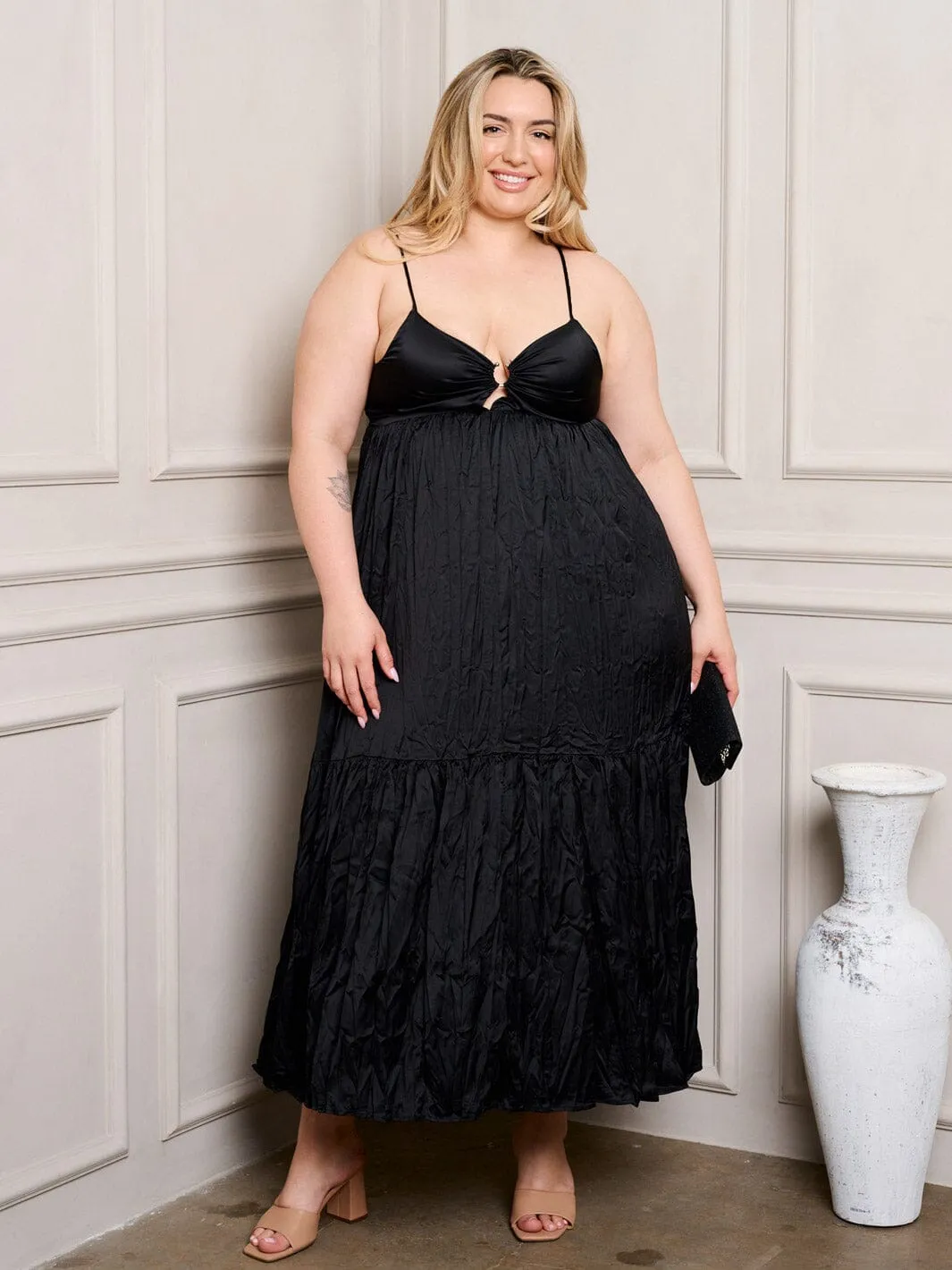 PLUS SIZE SLEEVELESS V-NECK WITH KEYHOLE MAXI DRESS