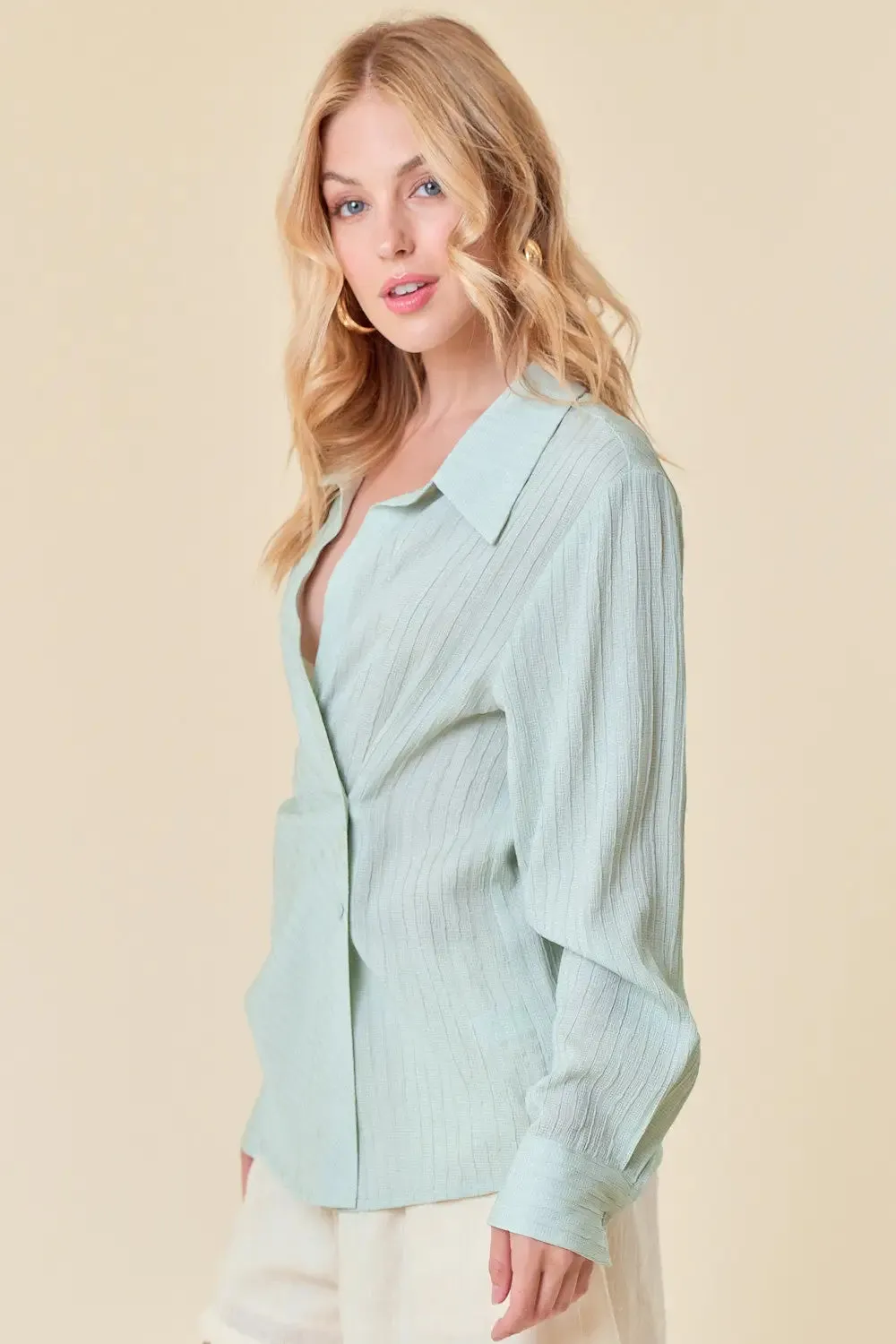 TEXTURED POINT COLLAR WRAP TOP