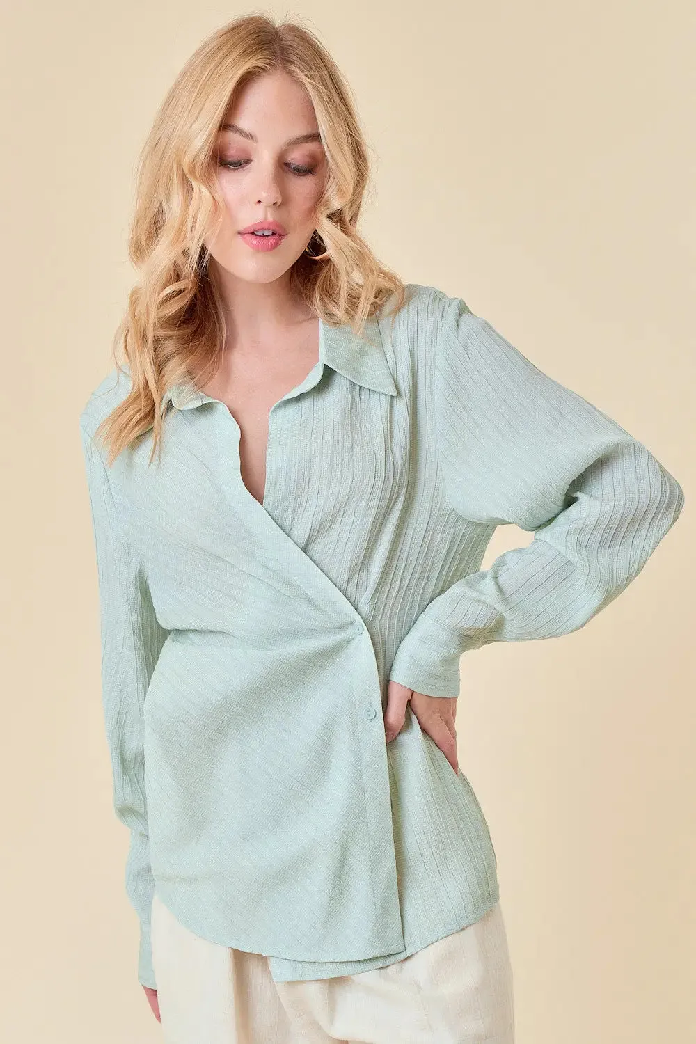 TEXTURED POINT COLLAR WRAP TOP