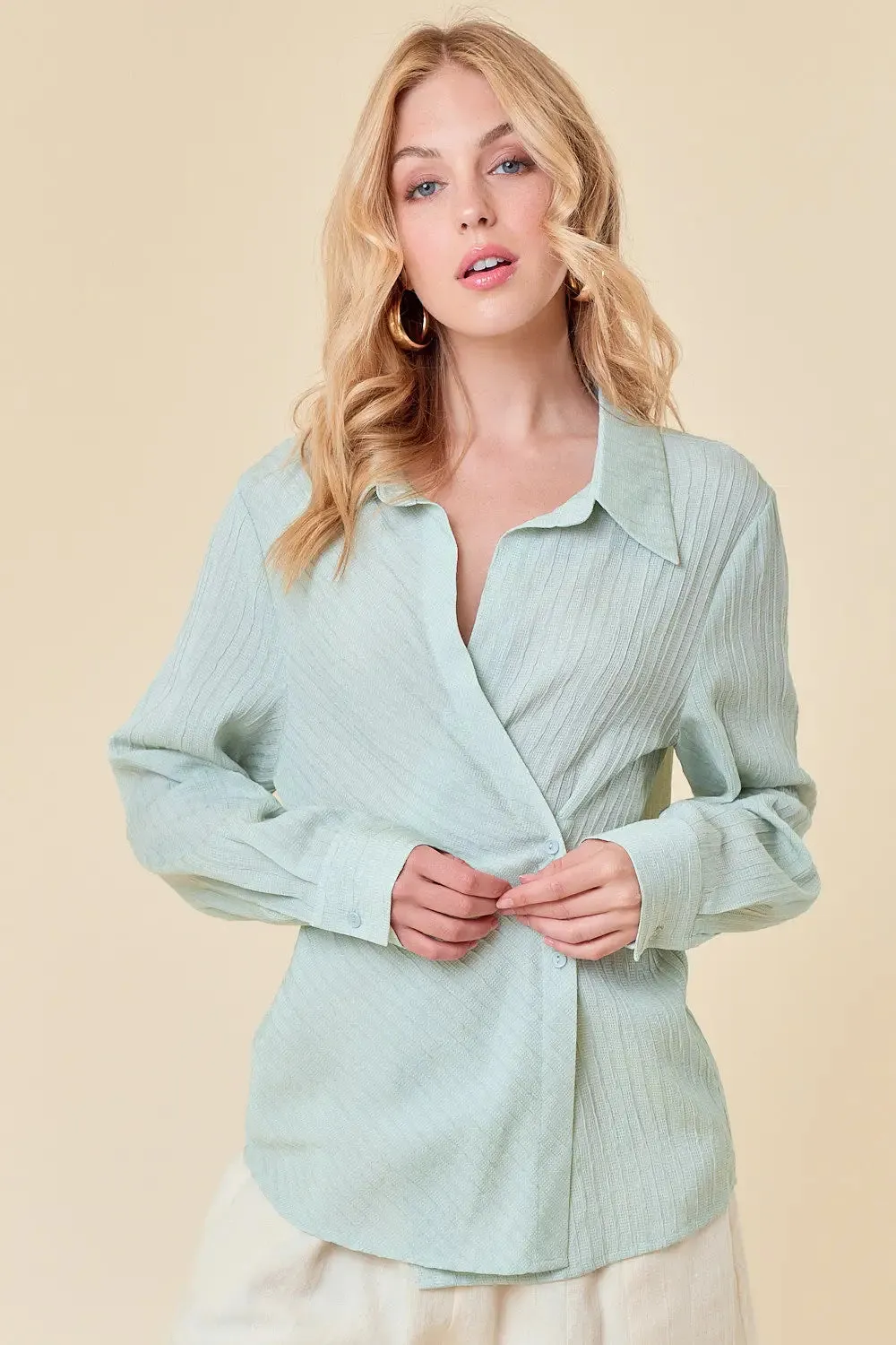 TEXTURED POINT COLLAR WRAP TOP