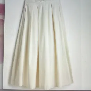 Women’s H&amp;M pleated satin skirt size10