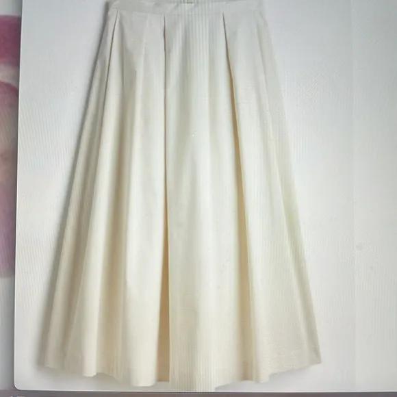 Women’s H&amp;M pleated satin skirt size10
